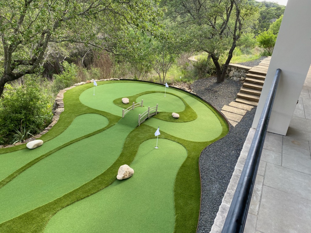 Use creative obstacles for your Flagstaff mini golf course