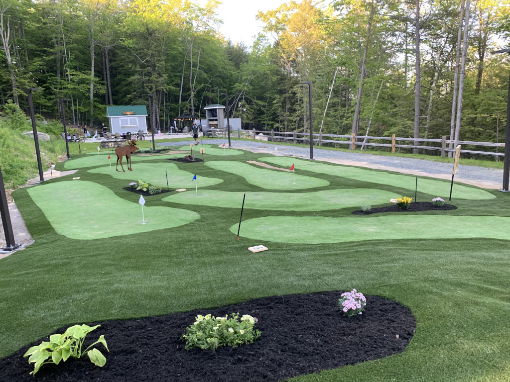 Use versitile settings for your Flagstaff mini golf course.